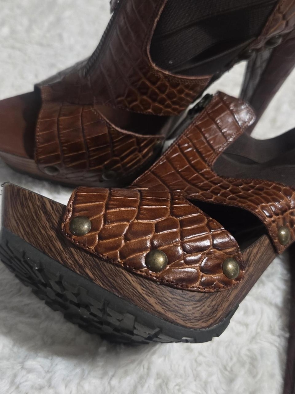 Brown Croc-Embossed Platform Heels - Women's Fashion Sandals